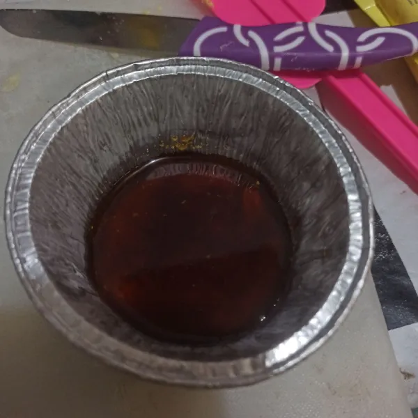 Campur bahan sambal rujak, haluskan.