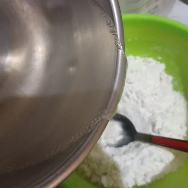Campur tepung aci, tepung terigu, kaldu bubuk dan lada bubuk. Masukkan air panas secukupnya, sambil diaduk hingga membentuk adonan.