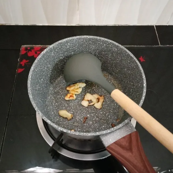 Panaskan minyak sayur, tumis bawang putih hingga harum dan layu.