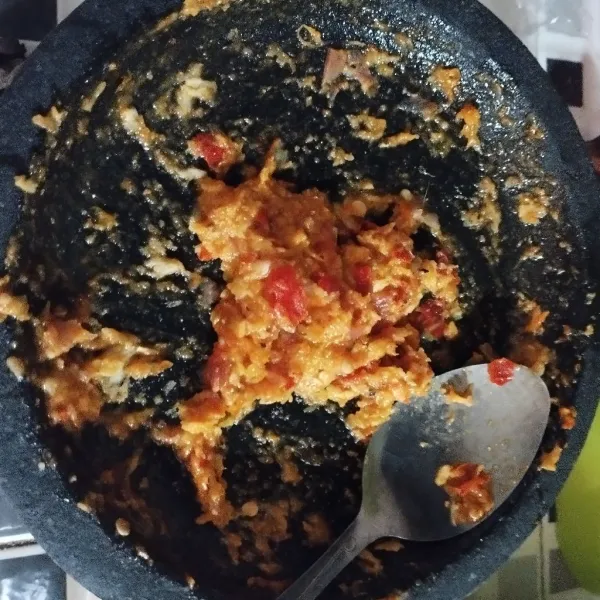 Haluskan bawang merah, bawang putih, kemiri, merica, cabe rawit dan garam.
