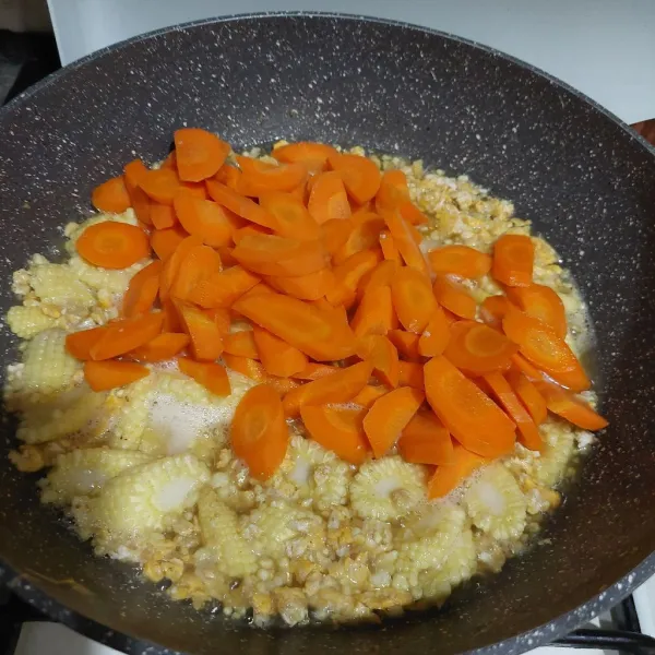 Masukkan jagung muda dan wortel, masak hingga sedikit lunak.