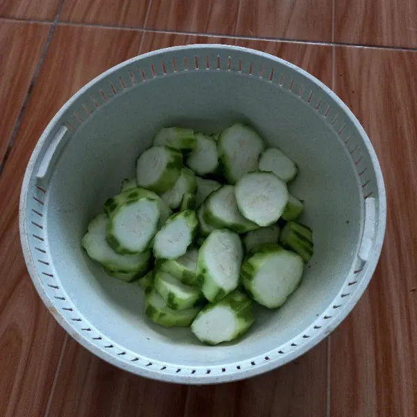 Potong potong oyong , cuci sampai bersih.