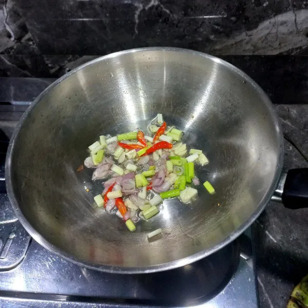 Masukan minyak, masukkan bahan irisan kecuali seledri lalu tumis hingga harum.