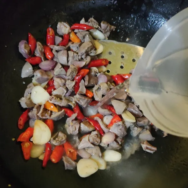 Masukkan air, kecap manis, kaldu bubuk, lada bubuk dan gula pasir. Masak hingga mendidih, tes rasa.