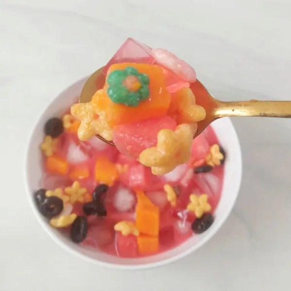 Saat diaduk dan diangkat seperti ini, sereal menempel dengan jelly dan buah, rasanya bikin goyang lidah👌.