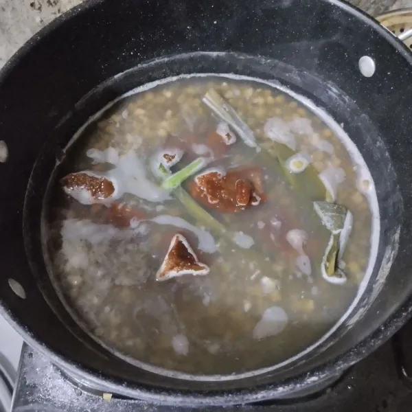 Tambahkan garam, gula pasir dan gula merah. Masak hingga gula larut.