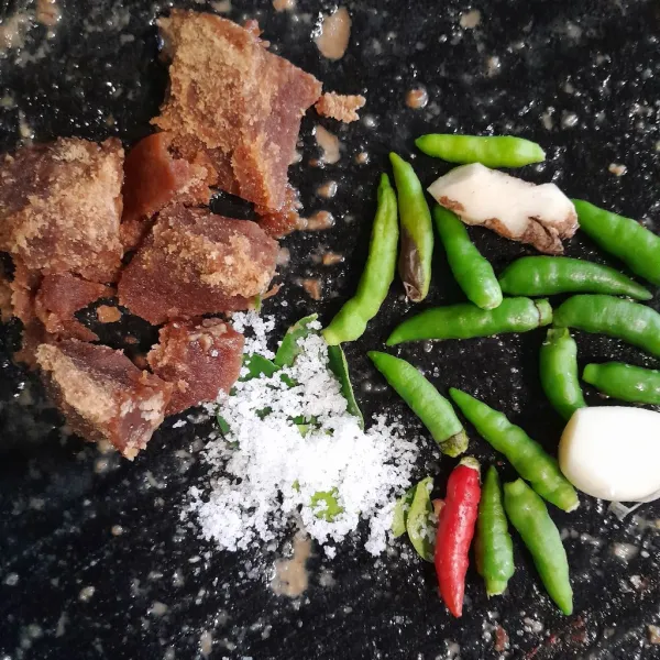 Giling cabe rawit, bawang putih, kencur, garam, dan gula merah.