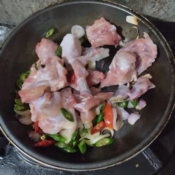 Masukkan tulang ayam, aduk hingga berubah warna.