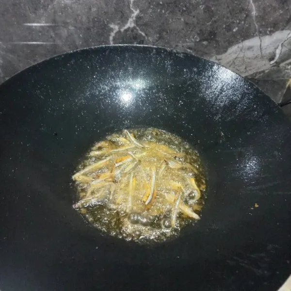 Goreng ikan bada kering sampai matang.