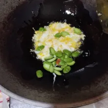 Panaskan minyak goreng, lalu masukkan telur sambil diorak-arik. Tambahkan petai dan aduk rata.