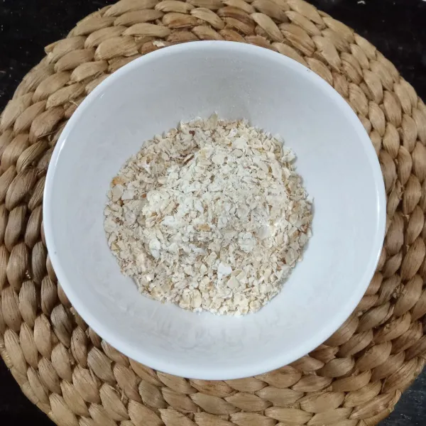 Siapkan oat dalam mangkuk.