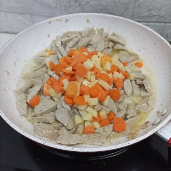 Masukan wortel, kentang dan air, masak hingga sayuran cukup matang.