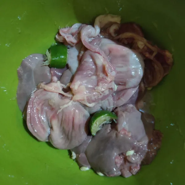 Cuci bersih ati ampela, beri perasan jeruk nipis. Diamkan selama 10 menit.