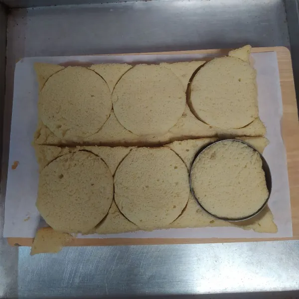 Siapkan sponge cake, potong bulat menggunakan ring cutter.