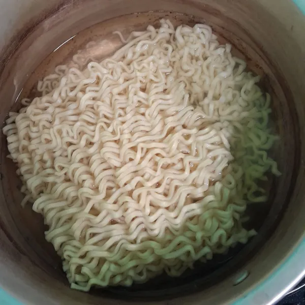 Rebus mie sampai matang.