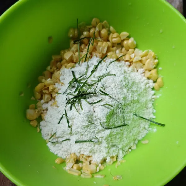 Kemudian tambahkan tepung terigu, daun jeruk, kunyit bubuk dan kaldu ayam bubuk.