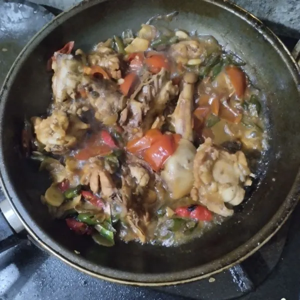 Masak hingga asat dan bumbu meresap, koreksi rasa.