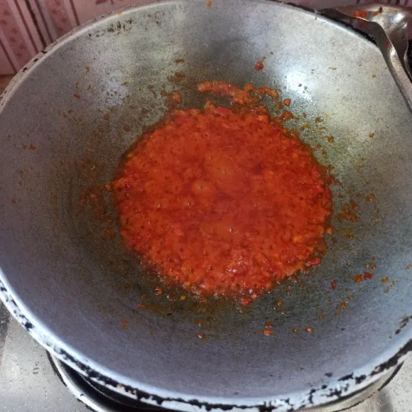 Setelah bumbu matang, tambahkan air secukupnya kemudian bumbui dengan garam, gula pasir dan kaldu jamur, aduk rata dan jangan lupa koreksi rasanya terlebih dahulu.