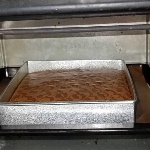 Panggang di oven yang sudah panas selama 15 - 20 menit.