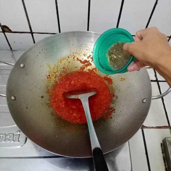 Tambahkan air kaldu. Aduk hingga tercampur rata.