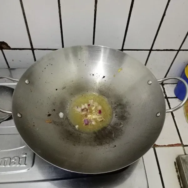 Panaskan minyak. Tumis bawang merah dan bawang putih sampai wangi.