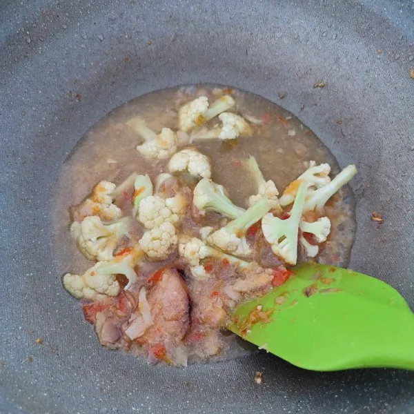 Masukkan kembang kol dan air. Masak sampai kembang kol empuk.