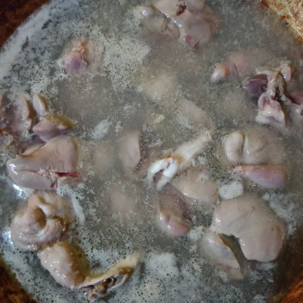 Rebus ati ampela dalam air mendidih selama 5 menit. Buang airnya, cuci kembali hingga benar-benar bersih.