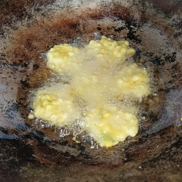 Goreng di minyak panas sampai matang dan kuning keemasan.