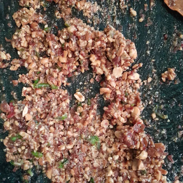 Tambahkan kacang goreng, giling sampai halus.
