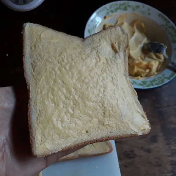 Olesi satu sisi roti tawar dengan campuran margarin.