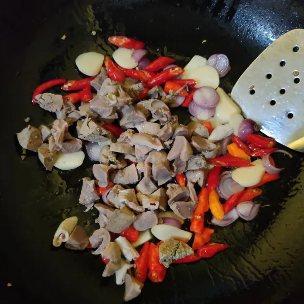 Masukkan ati ampela, aduk rata.