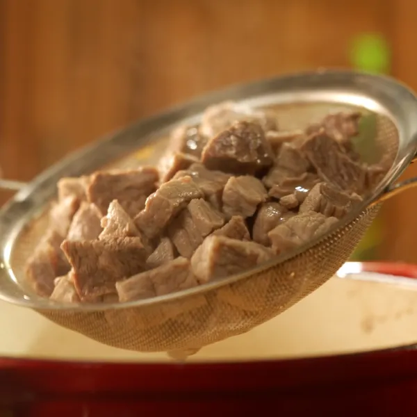 Rebus daging selama 30 menit angkat lalu sisihkan daging dan air rebusannya.