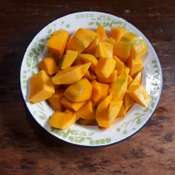 Kupas mangga dan potong-potong.