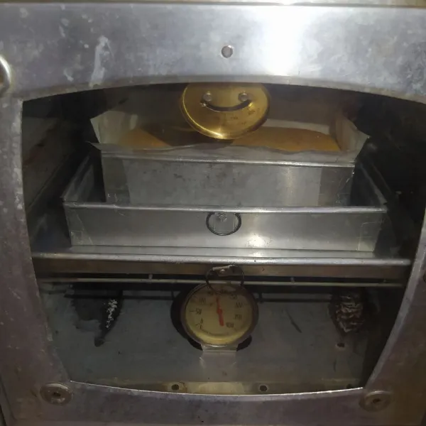 Panggang menggunakan teknik Au Bain Marie (meletakkan loyang berisi air panas dibawah loyang cake). Gunakan suhu 160°C selama 50-60 menit.