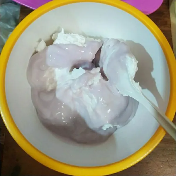 Campur butter cream dengan yogurt blueberry.