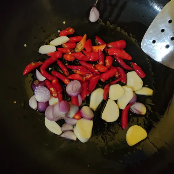 Tumis bumbu iris hingga harum.