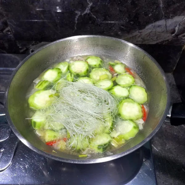 Setelah mendidih masukkan garam, merica, kaldu jamur, dan sohun tadi, aduk rata.