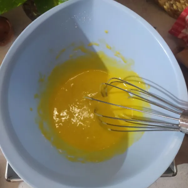 Campur kuning telur, susu cair, minyak goreng, tepung terigu dan vanila essence. Aduk dengan balloon whisk.