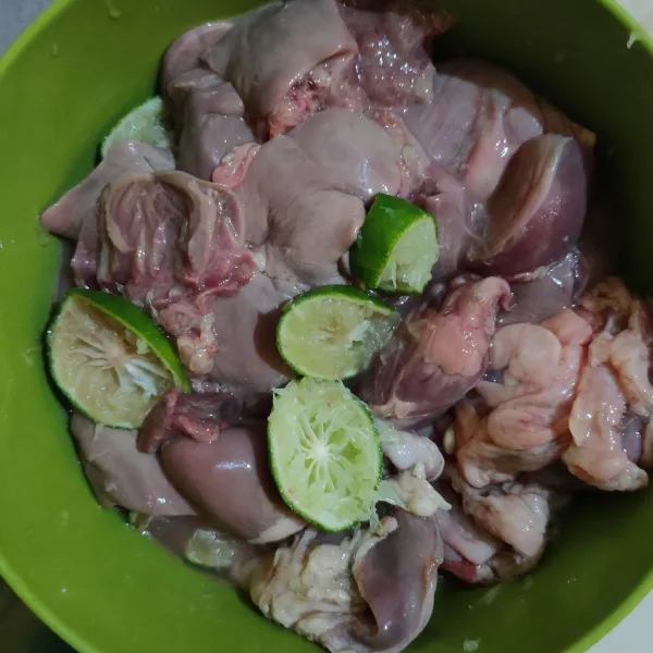 Cuci bersih ati ampela, beri perasan jeruk nipis. Diamkan selama 10 menit.