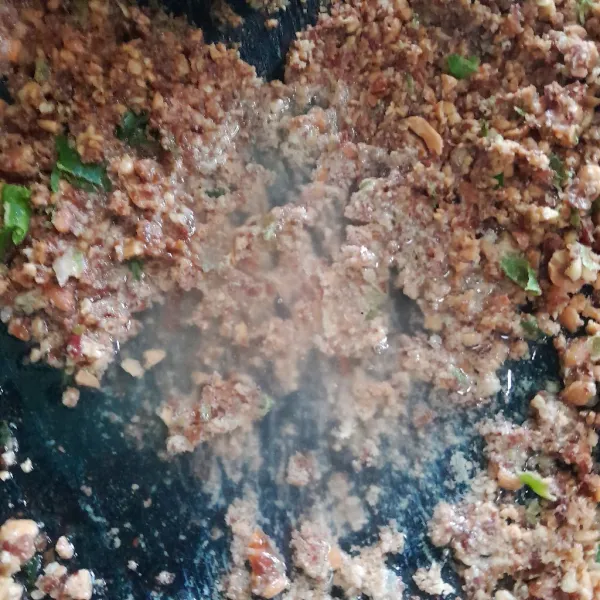 Tambahkan air, aduk kembali sampai tercampur rata.