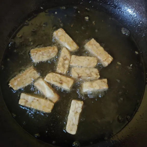 Potong tempe, goreng hingga berubah warna.