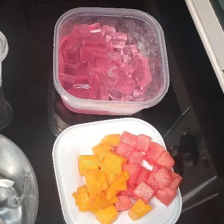 Siapkan jelly dan buah.