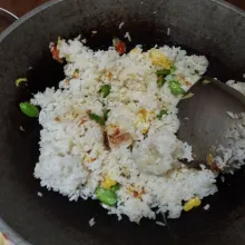 Lalu tambahkan nasi, aduk sampai tercampur merata dan nasi tidak ada yang menggumpal.