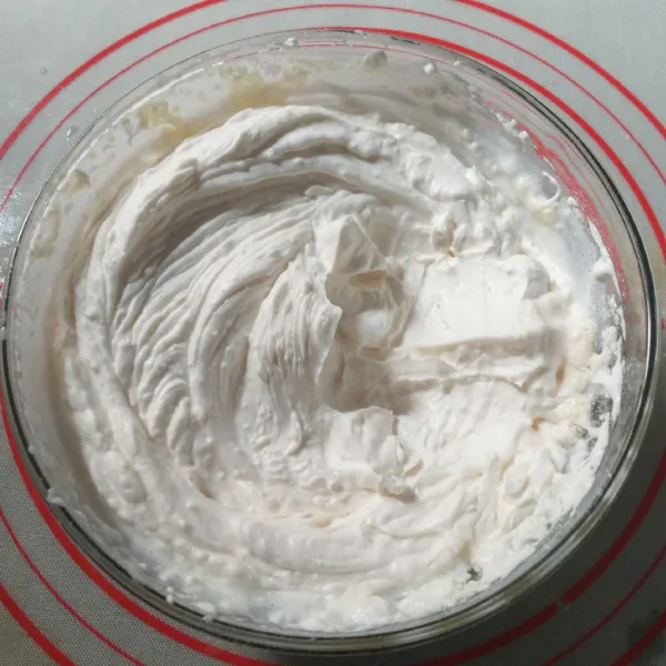 Kocok bubuk whipped cream dengan air es dan kental manis sampai kaku.