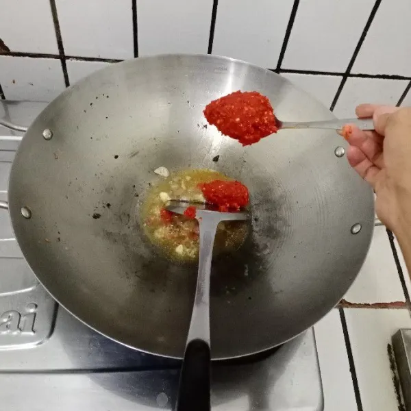 Masukkan cabe. Aduk rata. Masak hingga cabe matang.
