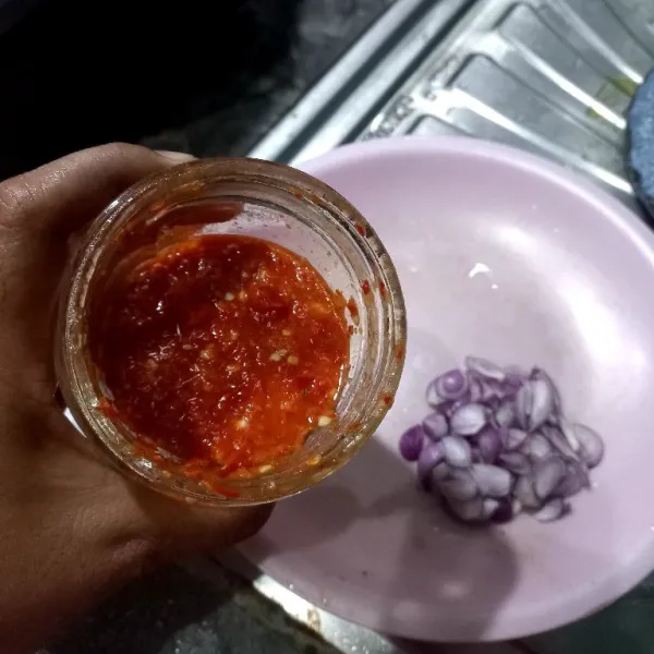 Haluskan cabe merah dan bawang putih, iris bawang  merah.