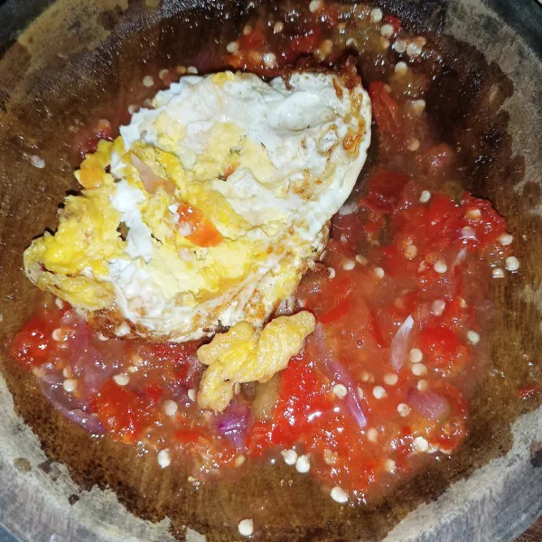 Penyet telur ceplok di atas sambal dan siap disajikan.