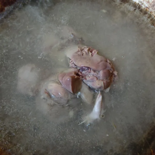 Rebus dalam air mendidih selama 5 menit. Buang airnya, cuci hingga benar-benar bersih lalu potong-potong.