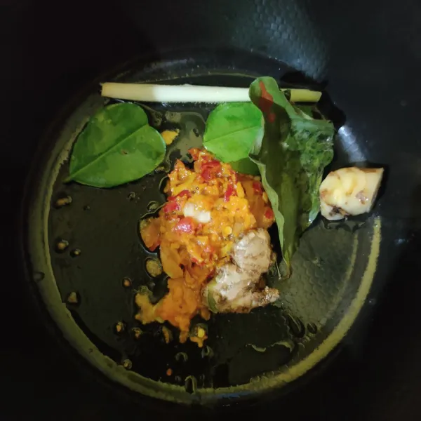 Tumis bumbu halus dan bumbu aromatik hingga harum dan matang.