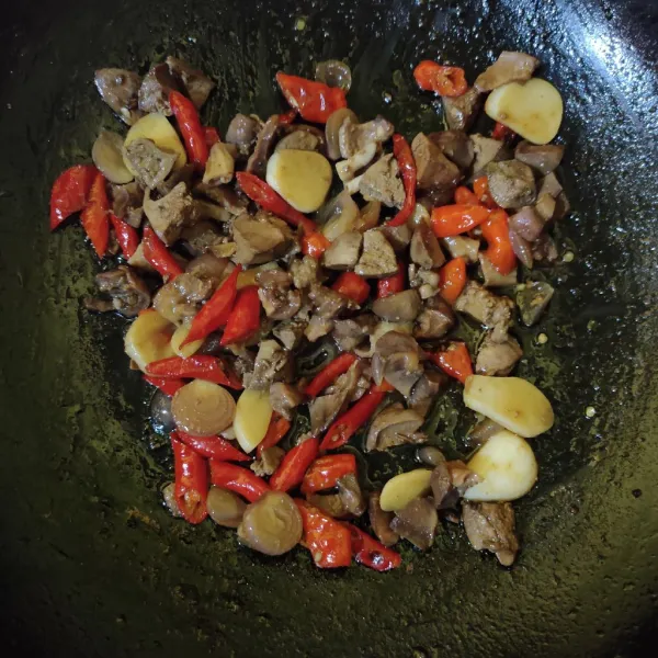 Masak hingga bumbu meresap dan air menyusut, matikan api.